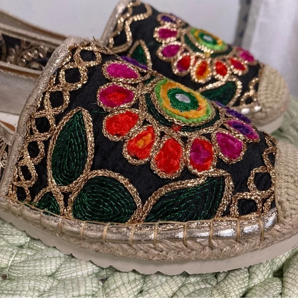 NEW PATRIZIA Women's Maylis Gold Embroidered Slip On Flats Espadrille Size 9